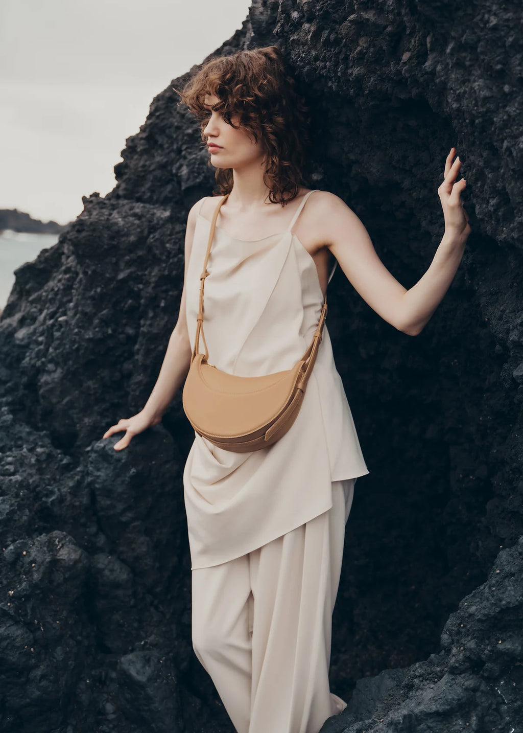Numéro Dix Curve Bag - Beige