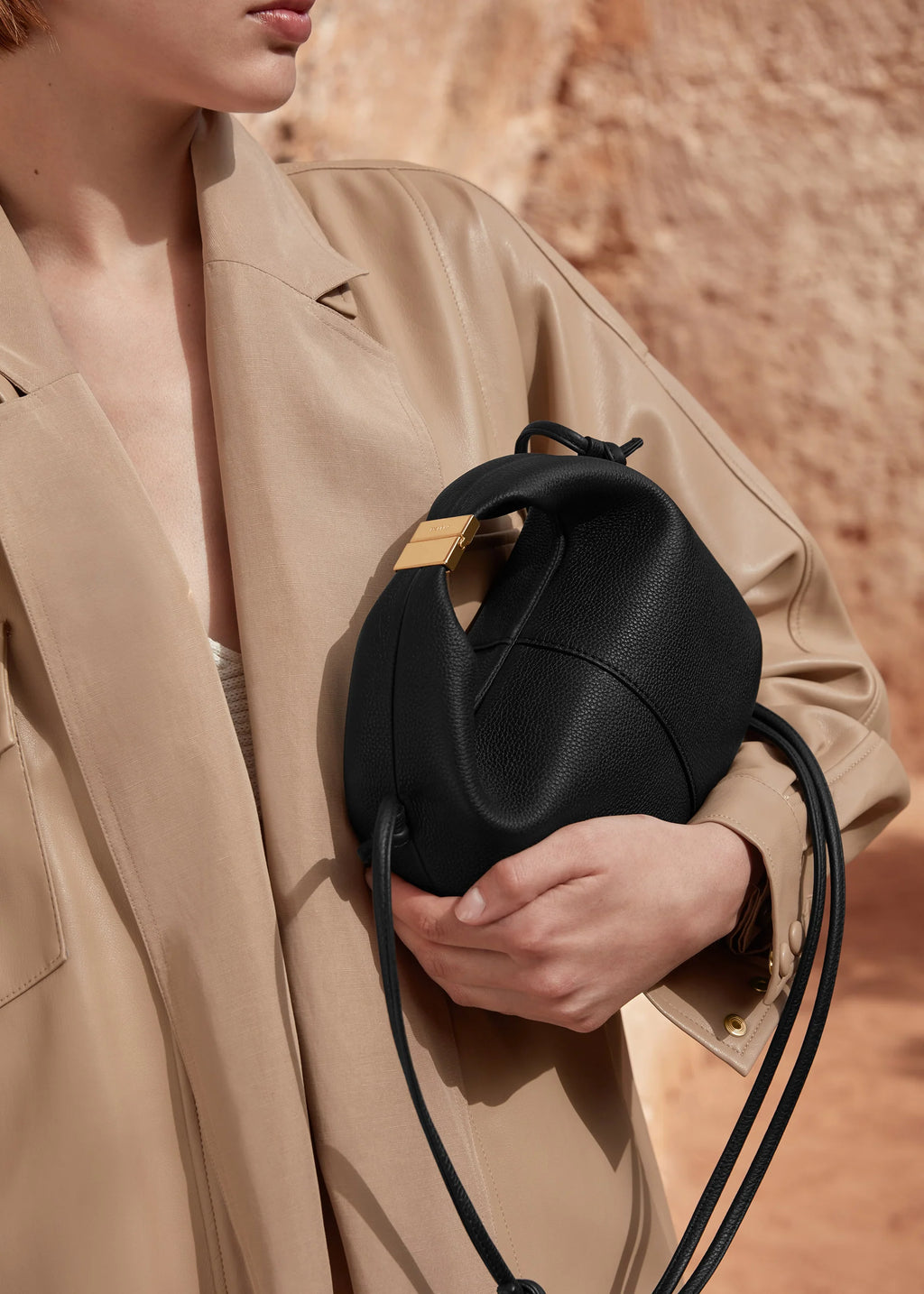 Béri Sculpted Bag - Black
