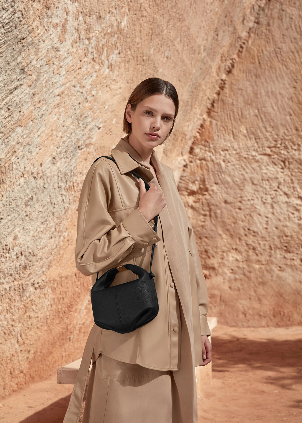 Béri Sculpted Bag - Black