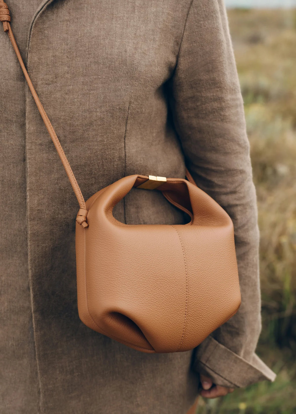 Béri Sculpted Bag - Camel